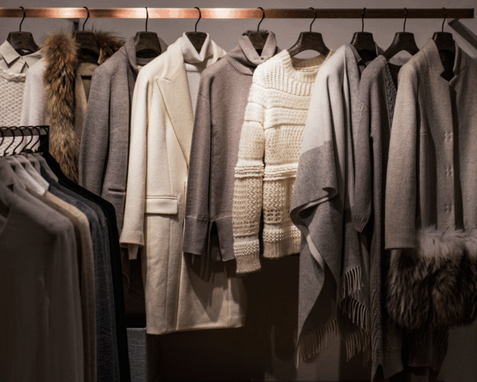 Winter Closet Reset: 10 τρόποι να οργανώσεις έξυπνα τη χειμωνιάτικη ντουλάπα σου
