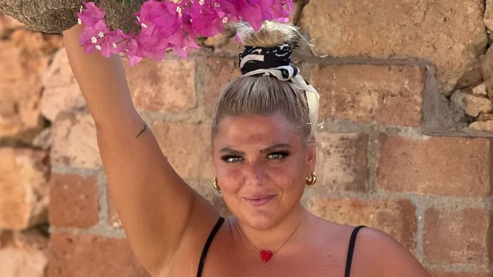 Δανάη Μπάρκα: Όταν διαφήμιζε το μαγαζί του συντρόφου της και δεν το πήρε κανείς χαμπάρι