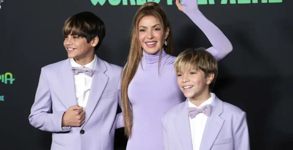 Shakira: Σπάνια και λαμπερή εμφάνιση στο πλευρό των δύο γιων της στο κόκκινο χαλί της Zootopia 2