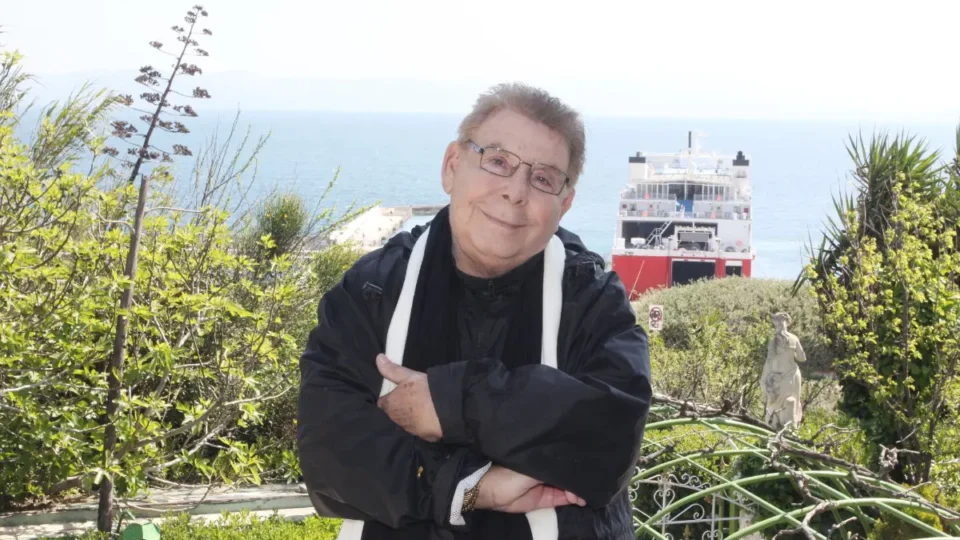 Ο Γιάννης Γαλάτης πουλά την πολυκατοικία του στη Ραφήνα για καλό σκοπό