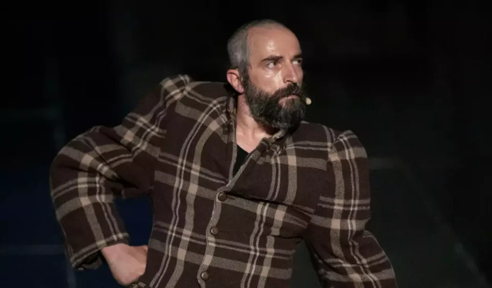 Ο Άρης Σερβετάλης ξανανοίγει τη συζήτηση για τις αμβλώσεις και την ελευθερία του λόγου