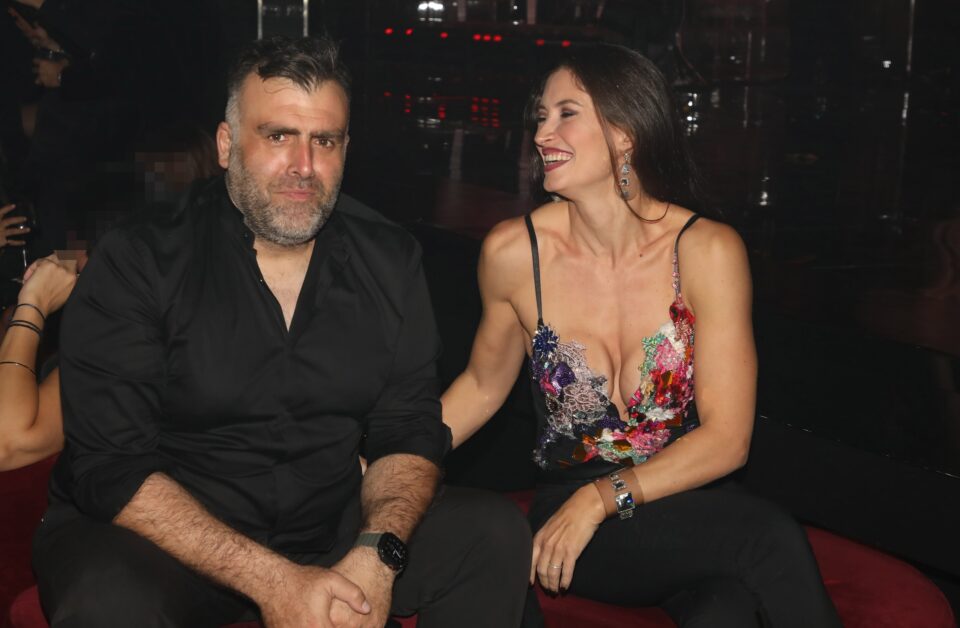 Μάρα Δαρμουσλή: Λαμπερή εμφάνιση στα μπουζούκια στο πλευρό του συζύγου της