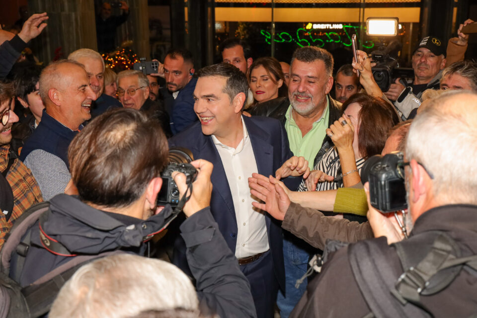 Αλέξης Τσίπρας: Σε κατάμεστο Παλλάς η παρουσίαση της «Ιθάκης»  – Υπερκομψή στο πλευρό του η Μπέττυ Μπαζιάνα