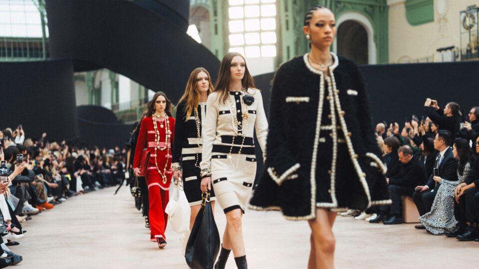 Η Chanel επιστρέφει στις ρίζες της: Το Cruise 2027 ταξιδεύει στη Μπιαρίτζ
