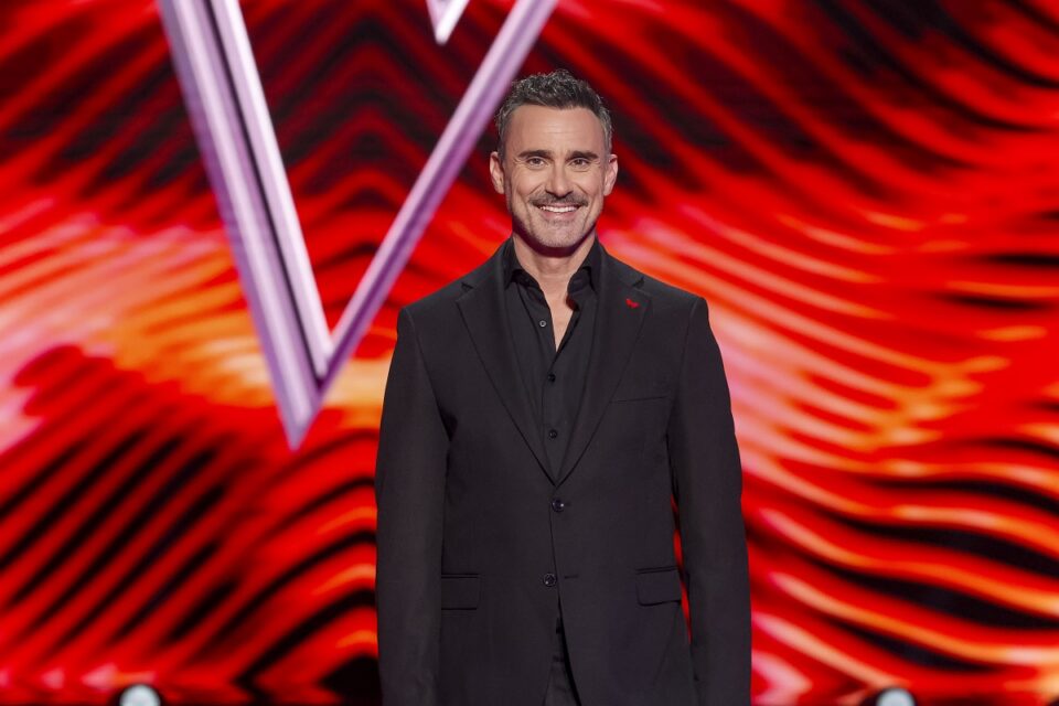 «The Voice of Greece»: Η αγαπημένη παρέα της ελληνικής τηλεόρασης κατέκτησε διπλή πρωτιά και 18 διαγωνιζόμενοι θέλουν την πρόκριση απόψε, Κυριακή 21 Δεκεμβρίου στις 21.00 στον ΣΚΑΙ
