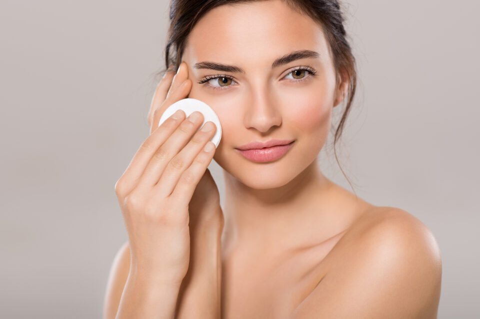 Skincare πριν το μακιγιάζ – Πώς να έχεις αψεγάδιαστο αποτέλεσμα και διάρκεια όλη τη νύχτα