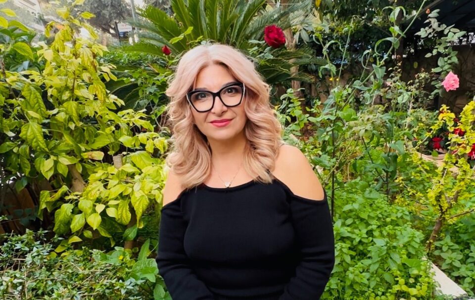 Η Hair Expert Μαρία Τζέλιου συμβουλεύει: Πώς να προλάβεις και να αντιμετωπίσεις το σπάσιμο των μαλλιών