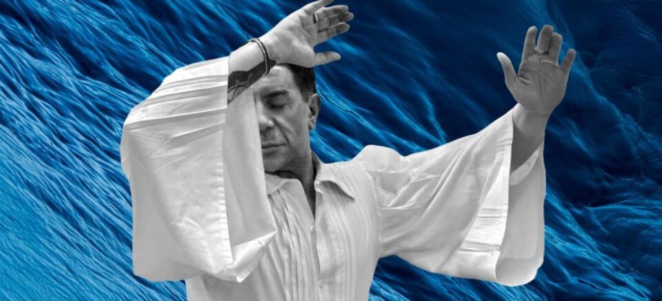 Ο Γιώργος Μαζωνάκης «ξαναδιαβάζει» τη θρυλική «Θαλασσογραφία» του Διονύση Σαββόπουλου