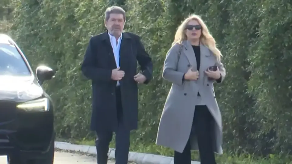 Συγκίνηση στο τελευταίο αντίο στον Γιώργο Παπαδάκη – Παρούσα η Ελένη Μενεγάκη με τον Γιάννη Λάτσιο