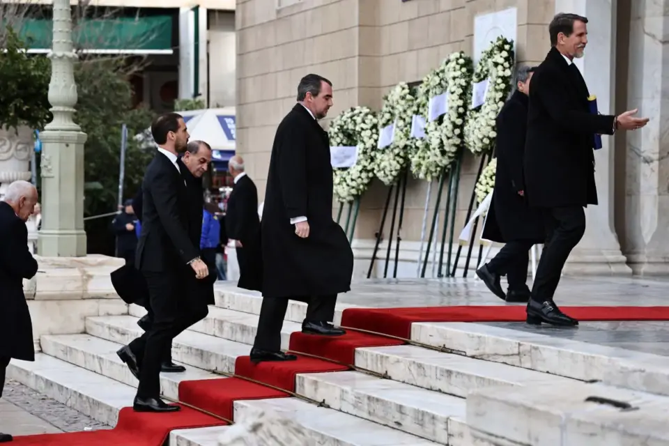 Σε λαϊκό προσκύνημα η πριγκίπισσα Ειρήνη – Οι αφίξεις στη Μητρόπολη και η απουσία της Μαρί Σαντάλ