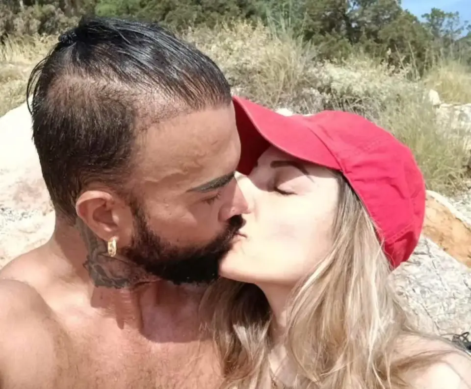 Περικλής Κονδυλάτος: Τα παθιασμένα φιλιά και τα τρυφερά στιγμιότυπα με τη μυστηριώδη ξανθιά καλλονή