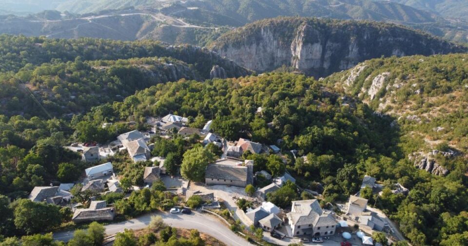 Βραδέτο: Το «μπαλκόνι» του Ζαγορίου και η εντυπωσιακή πέτρινη σκάλα του