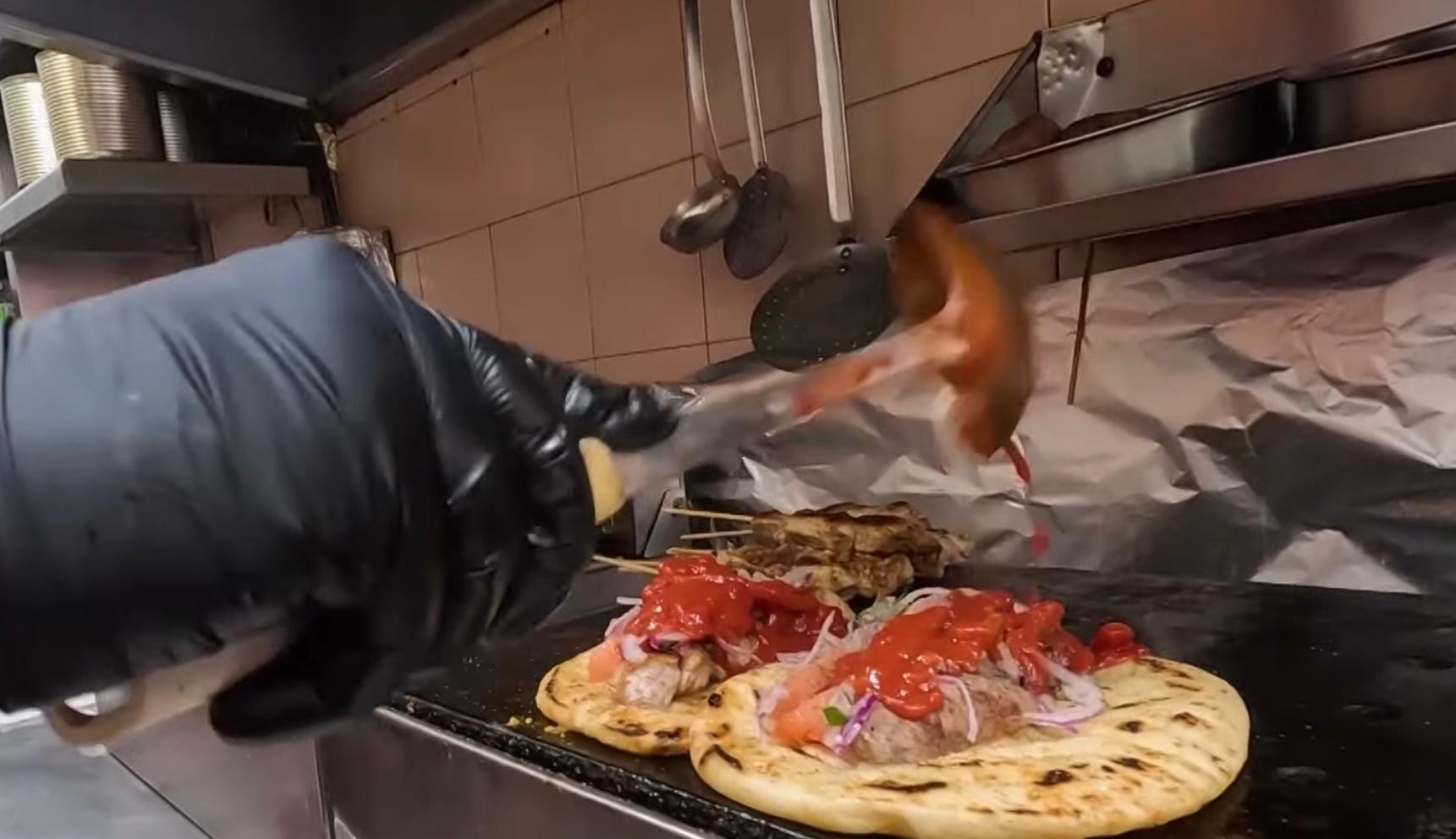 Σουβλάκι ο Κώστας η διάσημη κόκκινη σάλτσα