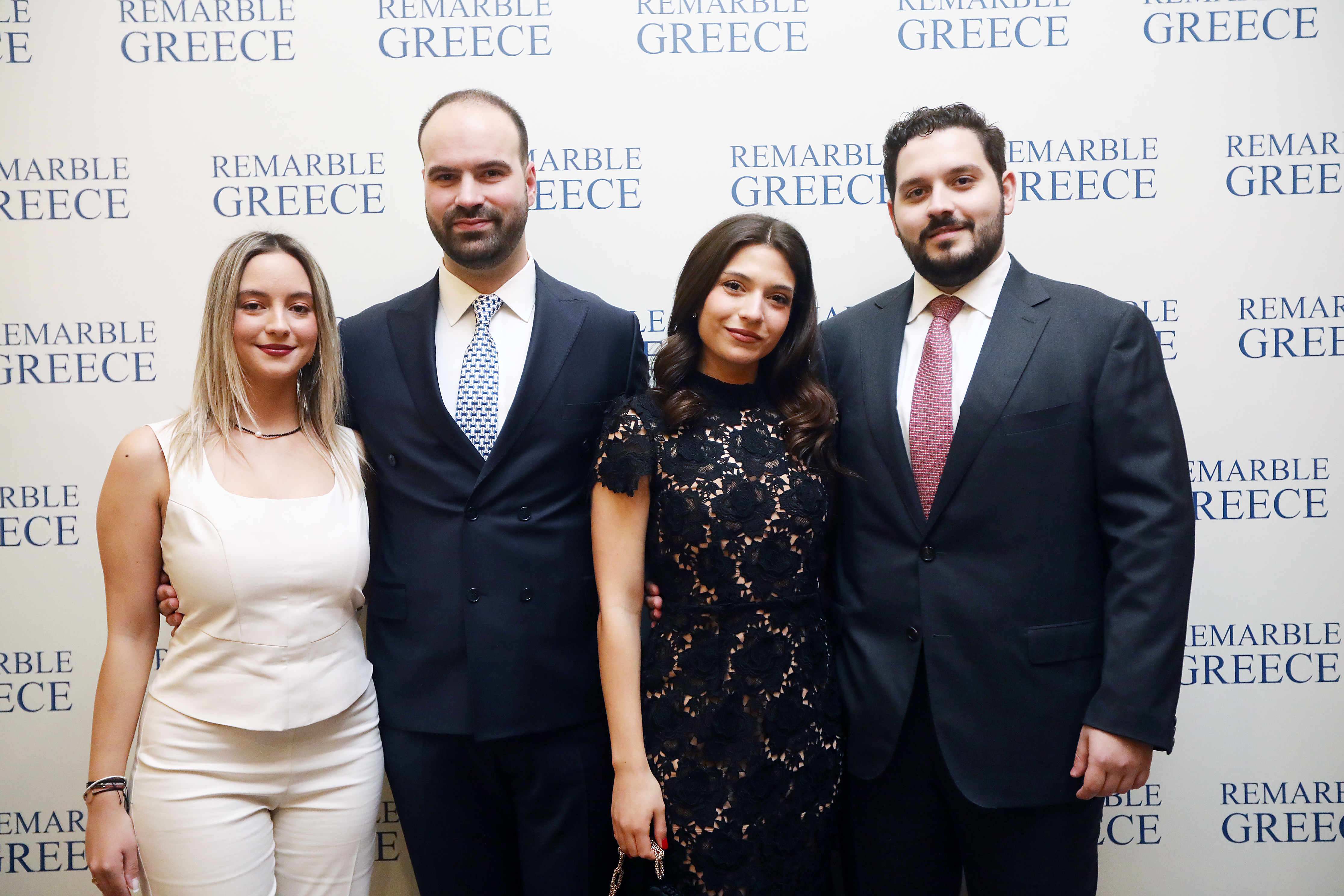 Ιωάννα Πασιά ( Αντιπρόεδρος της Επιτροπής Νέων για την Επανένωση των Μαρμάρων του Παρθενώνα - Δικηγόρος ) Θάνος Γεωργούντζος ( Πρόεδρος της Επιτροπής Νέων για την Επανένωση των Μαρμάρων του Παρθενώνα - Δικηγόρος ) Χρύσα Ρώμα ( Αντιπρόεδρος της Επιτροπής Νέων για την Επανένωση των Μαρμάρων του Παρθενώνα - Ηθοποιός ) Θοδωρής Ηρειώτης ( Αντιπρόεδρος της Επιτροπής Νέων για την Επανένωση των Μαρμάρων του Παρθενώνα - Broker )