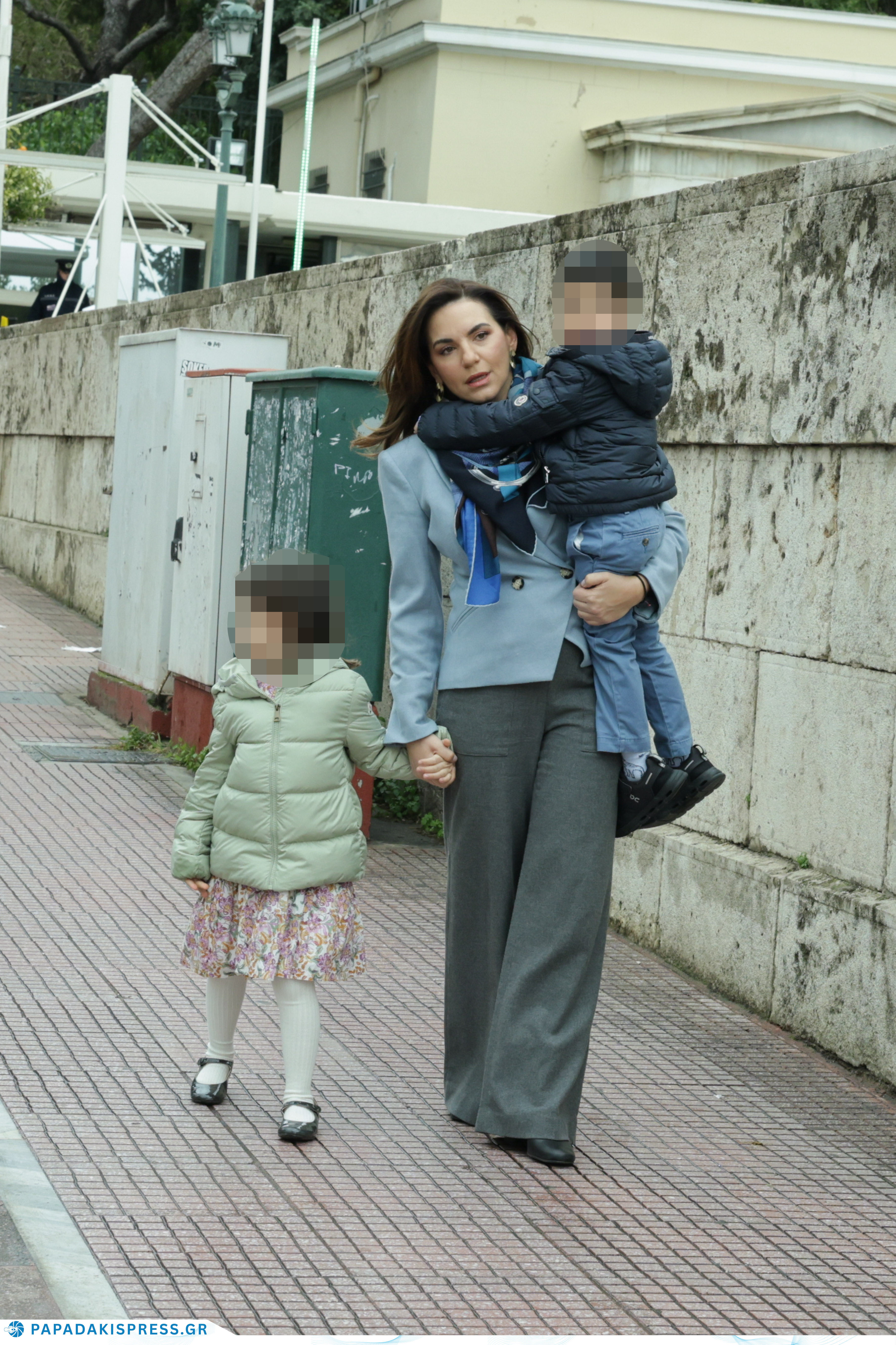 Όλγα Κεφαλογιάννη: Με τα παιδιά της στο Σύνταγμα και όλα τα βλέμματα πάνω της