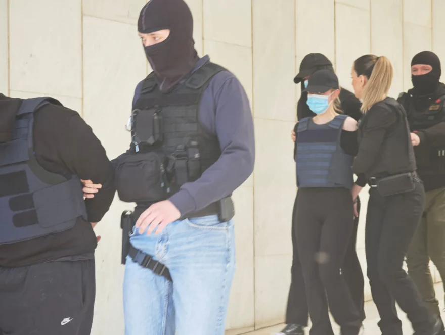 Υπόθεση Άγιου Δημητρίου: Στο Ναυτοδικείο με σκυμμένα τα κεφάλια οι κατηγορούμενοι για τη δολοφονία του 27χρονου