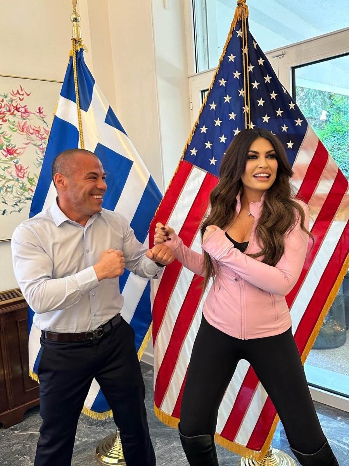 Ζαμπίδης και Guilfoyle “πιάστηκαν στα χέρια”: Ο Iron Mike μαθαίνει στην πρέσβειρα των ΗΠΑ να παίζει ξύλο!
