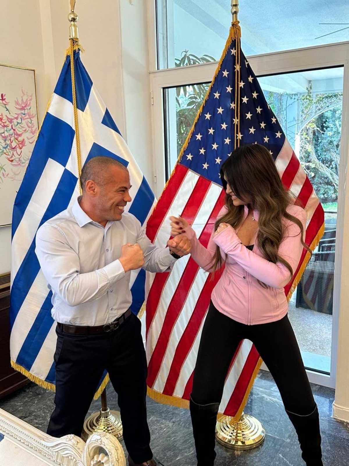 Ζαμπίδης και Guilfoyle “πιάστηκαν στα χέρια”: Ο Iron Mike μαθαίνει στην πρέσβειρα των ΗΠΑ να παίζει ξύλο!