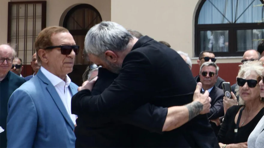Η τρυφερή κίνηση του Ντέμη Νικολαΐδη προς τον Τραϊανό Δέλλα που δεν πέρασε απαρατήρητη στην κηδεία της Γωγώς Μαστροκώστα